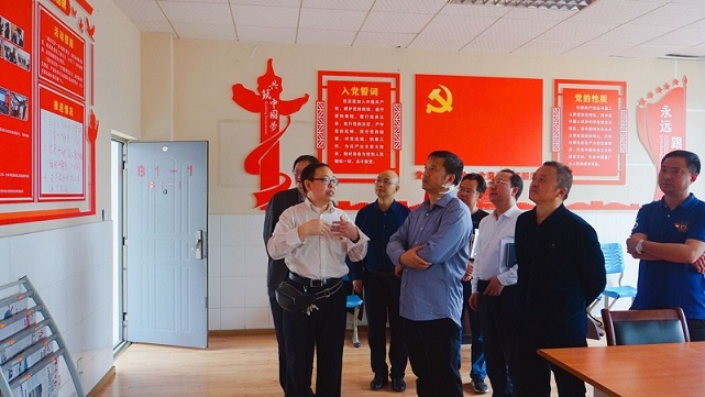 20180408张学民调研督导南山中学党建工作（参观） - 副本.jpg